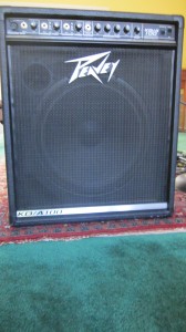 Peavey KB/A 100 keyboard amp: notice the outline of the 15" woofer